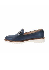 Zapato slip-on de cuero azul marino con detalle de hebilla plateada, suela texturizada blanca y costuras en marrón contrastante. Acabado suave, punta redondeada.
