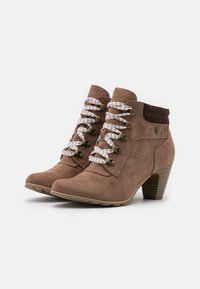 Stivali ankle in suede marrone con finitura testurizzata, dotati di lacci a fantasia scozzese marrone, occhielli metallici e tacco in legno a punta.