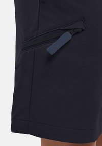 Marineblauwe shorts gemaakt van glad, rekbaar materiaal met een ritssluiting aan de zijkant. De zoom is afgewerkt met een nette, gestikte rand.