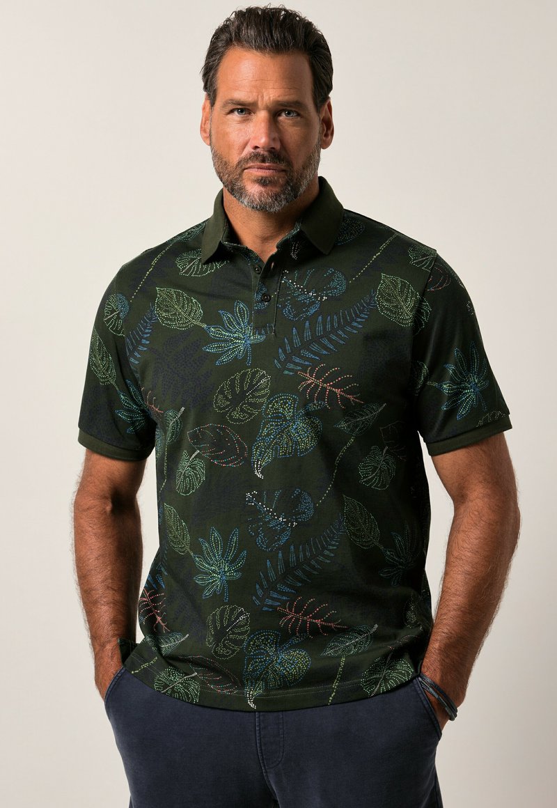 Tummanvihreä polo-paita, jossa on lehtikuvio sinisen, vihreän ja punaisen sävyissä, varustettuna kauluksella ja lyhyillä hihoilla. Pehmeä kangas, rennon istuvuus.