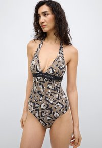 Καφέ μαγιό με λεοπάρ σχέδιο, βαθύ V-λαιμόκοψη, ιμάντες χαλτέρ και μαύρη ταινία με το λογότυπο «TOMMY HILFIGER».