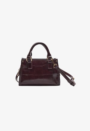 Borsa in pelle marrone scuro con texture in rilievo a croco, due manici e una tracolla regolabile e removibile con accessori in tonalità oro.