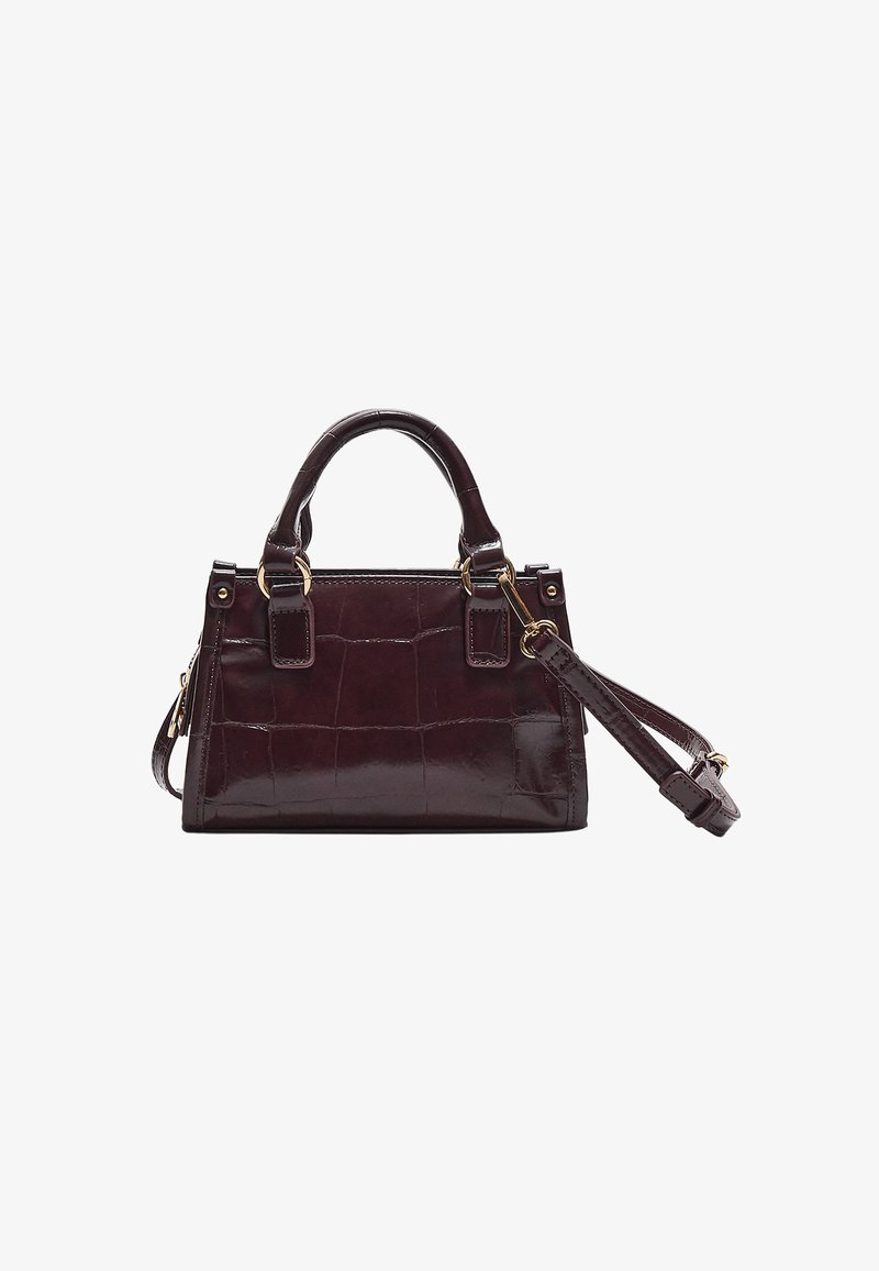 Borsa in pelle marrone scuro con texture in rilievo a croco, due manici e una tracolla regolabile e removibile con accessori in tonalità oro.