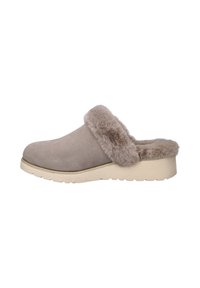 Beige suède slippers met een fluffy boord, ronde neus en een lichte, gestructureerde zool. Ontworpen voor comfort met een instapstijl.