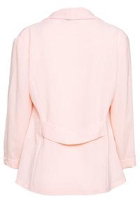 Lichtroze, gestructureerd jasje met een kraag, driekwartmouwen en een detail met een strik aan de achterkant in de taille. Eenvoudig ontwerp, geen zichtbare sluitingen.