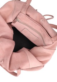 Borsa in pelle scamosciata rosa, dotata di una tasca con cerniera, texture morbida e una fodera interna liscia. Tracolla e dettaglio del marchio visibili.
