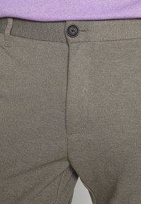 Lindbergh SUPERFLEX CROPPED  - Chinos - lt olive mix