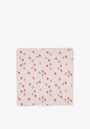Vaaleanpunainen vauvan viltti, jossa on satunnaisesti oransseja ja punaisia mansikkakuvioita ja pyöristetyt kulmat.