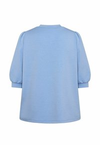 Világoskék, rövid ujjú felső, kerek nyakkivágással, puha textúrával és puffos ujjal. Egyszerű dizájn, egyenes szabás, minimális varrási részletekkel.