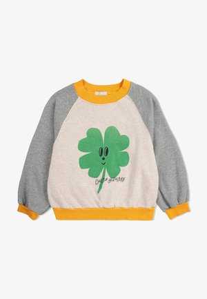 Svetlo šedý mikina s grafikou zeleného šťastného štyrlístka a usmievajúcej sa tváre, žltým rebrovaným golierom a šedými raglánovými rukávmi.