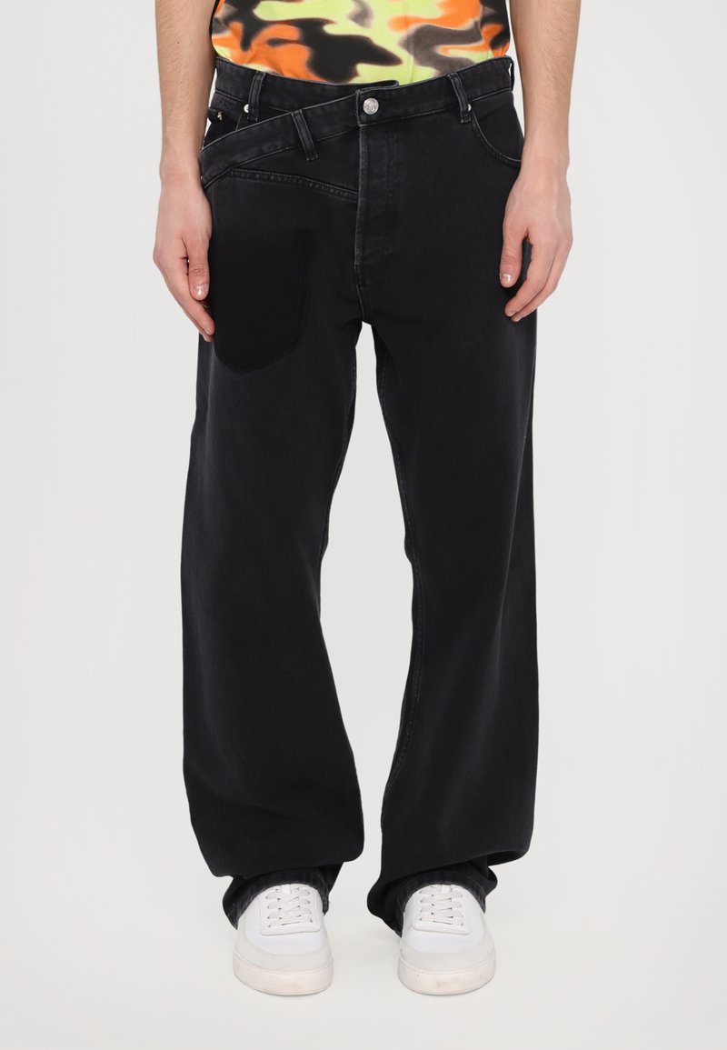 Zwarte denim wijde pijpen jeans met een kenmerkende patch pocket op de linker dij, gekenmerkt door een klassiek vijf-pocket ontwerp en riemlussen.