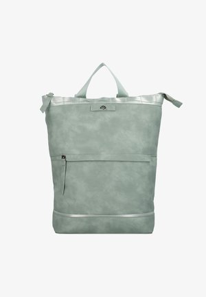 Groene nepleer rugzak met een gladde textuur, verstelbare schouderbanden, handvat bovenaan en een voorvak met ritssluiting. Heeft zilveren accenten.