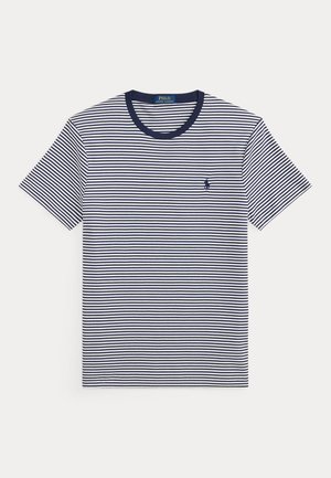 Tengerészkék és fehér, vízszintes csíkos rövid ujjú póló kerek nyakkivágással és kis, hímzett Polo Ralph Lauren logóval a bal mellrészen.