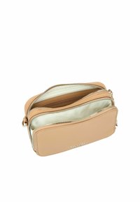 Beige Leder-Umhängetasche mit zwei Reißverschlussfächern, glatter Textur und silbernen Beschlägen. Innenausstattung mit hellfarbiger Fütterung.