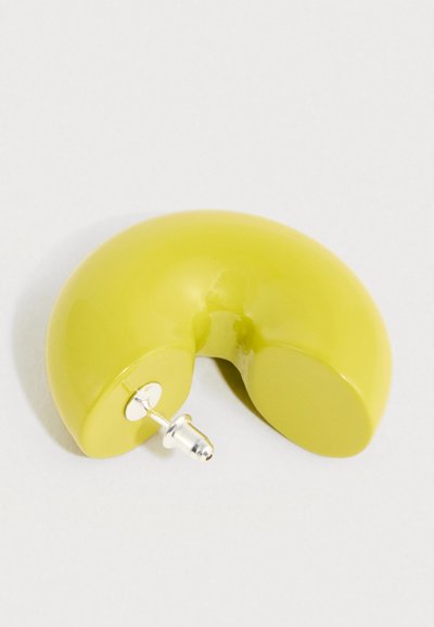 Καμπυλωτό, γυαλιστερό σκουλαρίκι σε λάιμ πράσινο χρώμα με ασημένιο καρφί. Διαθέτει λείο υλικό και ημικυκλικό σχήμα.