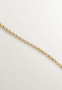 Collar de cadena de oro que presenta eslabones ovalados entrelazados con una textura suave, que refleja la luz, diseñado para llevar en capas o usarlo solo.