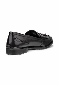 Svarta läderslippers med en slät finish, utrustade med en dekorativ fransdetalj och broguemönstrade perforeringar. Låg, rund klack.