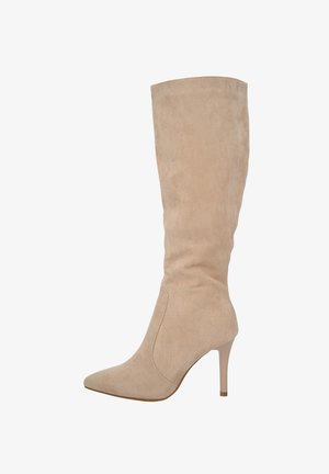 Botas altas de ante beige con punta afilada, diseño ajustado y un fino tacón de aguja transparente. Textura suave en toda su superficie.