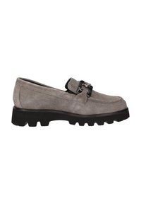 Grauer Wildleder-Loafer mit klobiger schwarzer Sohle und silberner Schnalle oben, Seitenansicht.