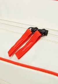 Nike Performance GYM CLUB RETRO - Sporttáska - coconut milk/picante red/black