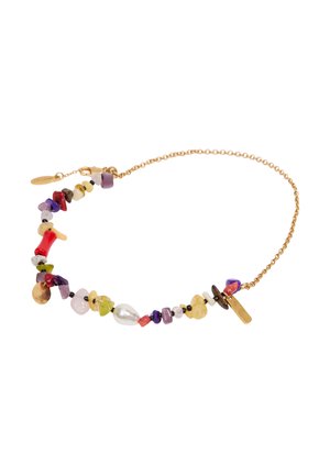 Złota bransoletka z łańcuszkiem z wielokolorowymi nieregularnymi koralikami, w tym czerwonymi, fioletowymi, żółtymi, białymi i czarnymi akcentami oraz dwoma małymi złotymi zawieszkami.