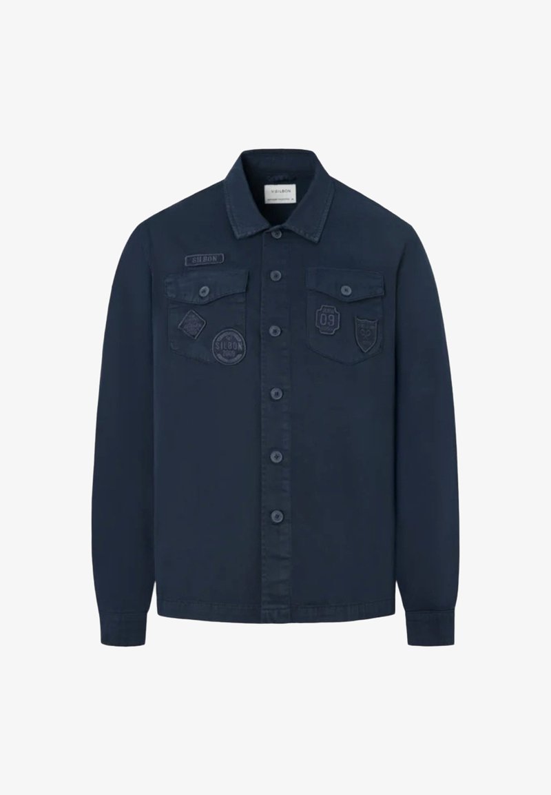 Giacca camicia blu navy con bottoni, maniche lunghe, due tasche sul petto con patta e patch decorative ricamate sulle tasche anteriori.
