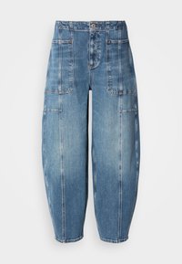Pantalones de denim azul claro con una silueta holgada, que cuentan con grandes bolsillos laterales, paneles cosidos y un cierre de botón en la cintura.