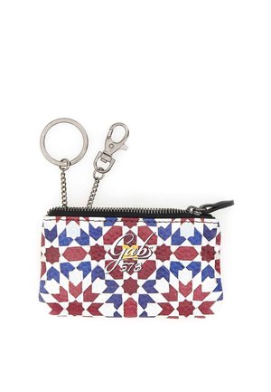 Piccola pochette rettangolare con cerniera con motivo geometrico rosso, blu e bianco, portachiavi in metallo e clip attaccati, e logo "Gab 578" sul davanti.