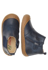 Námorně modré kožené kotníkové boty s hnědou gumovou podrážkou, bočním zipem a kontrastními texturovanými panely. Mají hladký povrch s minimálním šitím.