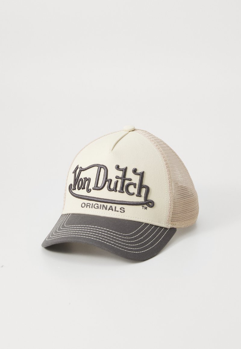 Boné de beisebol com a frente creme, parte traseira de malha bege, visera cinza-escuro e um proeminente logótipo preto "Von Dutch Originals" bordado na frente.
