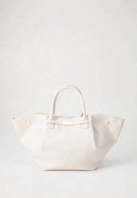 Sac fourre-tout en cuir blanc avec un design structuré, deux poignées et des accents de boutons. Texture lisse avec une esthétique minimaliste.