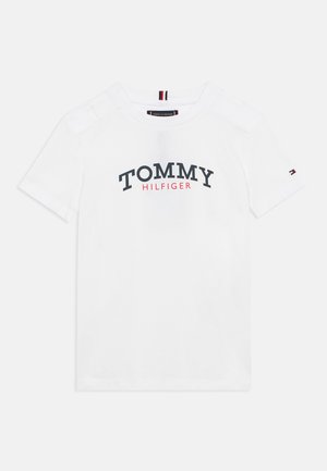 Tricou alb din bumbac, cu logo "TOMMY HILFIGER" negru și roșu, mâneci scurte, decolteu rotund și cusături accentuate pe umeri.