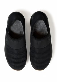 Scarpe nere senza lacci con una tomaia testurizzata, un polsino elastico liscio e un rivestimento interno morbido. La suola è leggermente curva per offrire comfort.