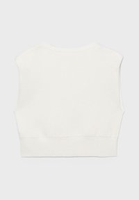 Bílé pletené krátké tílko bez rukávů s kulatým výstřihem a žebrovaným lemem, zobrazeno na světlém pozadí.