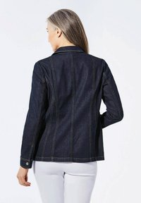 Dunkelblaue Jeansjacke mit taillierter Passform, langen Ärmeln und einem Kragen. Sie verfügt über sichtbare Nähte und eine knöpfbare Manschette. Rückansicht gezeigt.