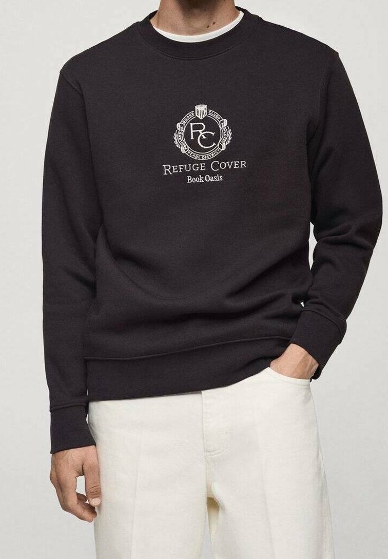 Sudadera negra hecha de una mezcla de algodón, con un logo y el texto "Refuge Cover Book Oasis" en blanco, puños y dobladillo acanalados.