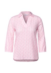 Blouse rose clair avec un col, arborant des rayures verticales blanches et rose plus foncé. Manches longues, coupe décontractée, tissu texturé avec un motif subtil.