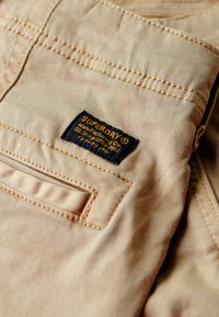 Superdry MID RISE SLIM - Cargobroek - stonewash taupe brown