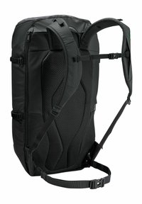 Mochila negra con correas de hombro acolchadas y de malla, correa esternón ajustable y tejido texturizado. Cierre con cremallera y correas de compresión laterales.