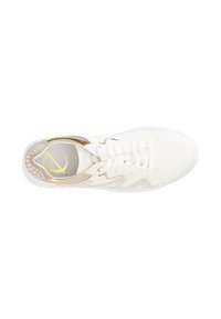 Sneaker bianco con accenti in pelle testurizzata, dettagli dorati sul tallone e design perforato sui lati. Punta arrotondata e liscia.