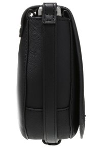 Czarna skórzana torebka o teksturowanym wykończeniu. Smukły profil, z górnym uchwytem i odpinanym paskiem na ramię. Minimalistyczny design.