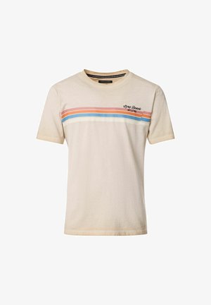 Beżowy T-shirt z krótkim rękawem z poziomymi paskami w kolorach pomarańczowym, niebieskim i białym na wysokości klatki piersiowej oraz tekstem "Long Beach NY 11760" w górnym lewym rogu.