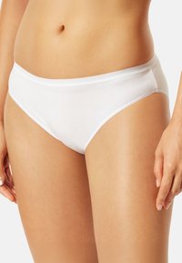 Weiße Baumwoll-Hipster-Unterwäsche mit glatter Textur, weichem Bund und schlichtem Design. Keine sichtbaren Muster oder Akzente.