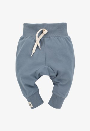 Bløde blå babybukser med ribbede manchetter og taljebånd, med en hvid snor og et lille stofmærke på den ene manchet.