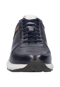 Marineblaue Sneaker aus Leder und Mesh, mit runder Zehenpartie, weißer Gummisohle und marineblauen Schnürsenkeln. Mit braunem Akzent an der Seite.