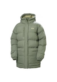 Chaqueta parka acolchada verde con capucha, bolsillos con cremallera, puños elásticos y un logotipo en el pecho. Presenta patrones de costura horizontal.