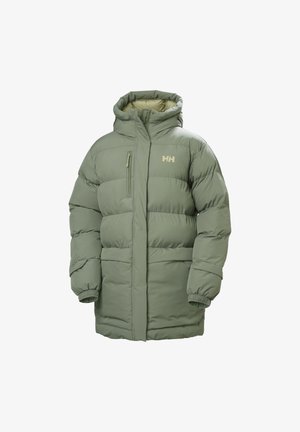 Gevoerde groene parka-jack met een capuchon, ritszakken, elastische manchetten en een logo op de borst. Uitgerust met horizontale stikpatronen.