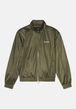 Olivovo zelená saténová bomber bunda s vysokým golierom, zipsom, elastickým pásom a rebrovanými manžetami. Obsahuje logo na hrudi.