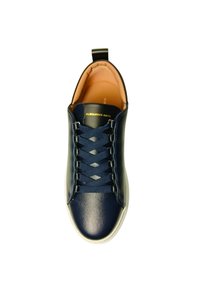 Baskets bleu marine avec un dessus en cuir texturé, des lacets en textile et une semelle extérieure en caoutchouc blanc. Comprend un accent logo doré sur la languette.