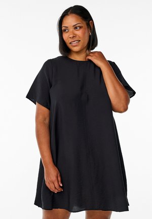 Schwarzes kurzärmliges Kleid mit lockerer Passform, runder Ausschnitt und subtiler Struktur. Der Saum endet über dem Knie und das Design ist schlicht.
